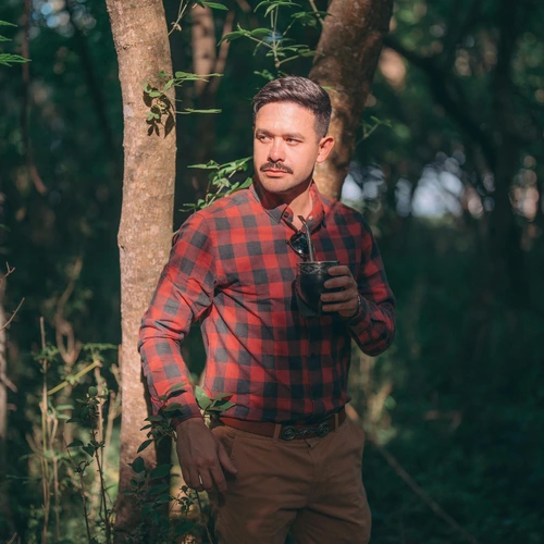 Homme qui tient à la main un maté