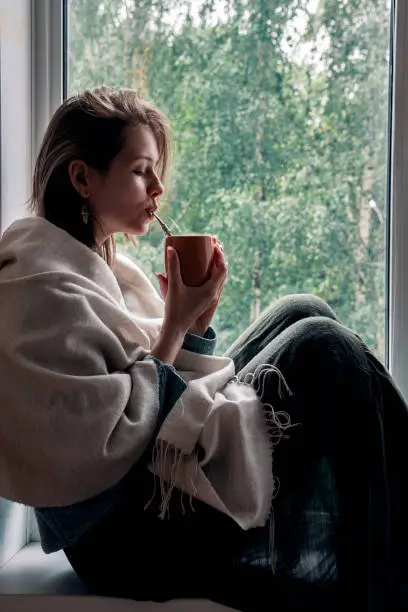 femme buvant un maté à une fenêtre
détente et relaxation bienfaits du maté sur la santé